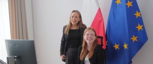 Minister Katarzyna Pełczyńska-Nałęcz z uczennicą szkoły