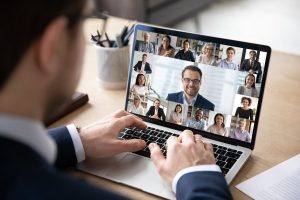 Mężczyzna prowadzi konferencję online
