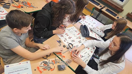 Dzieci konstruujące roboty podczas zajęć