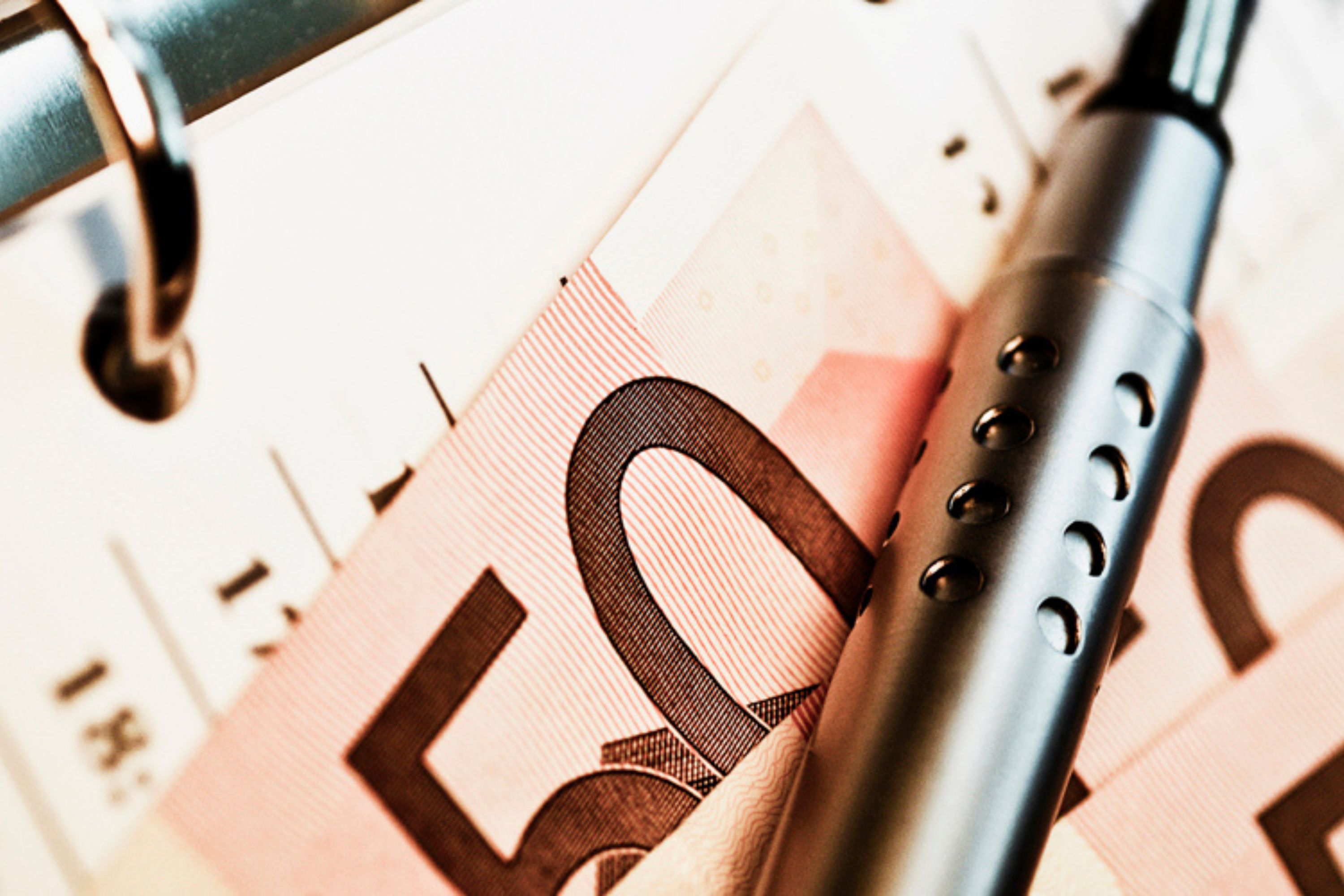 Banknoty euro i długopis