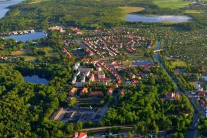 widok z lotu ptaka na obszar obejmujący miasto, jeziora i drzewa